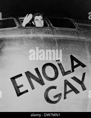 US Air Force Le Colonel Paul Tibbets W., Jr., pilote de l'Enola Gay les vagues de son poste de pilotage de son B-29 Superfortress avant le décollage à faire tomber la bombe atomique sur Hiroshima au Japon le 6 août 1945 à partir de North a déposé, Tinian, îles Mariannes. Banque D'Images