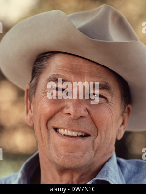 Du président américain Ronald Reagan wearing cowboy hat au Rancho del Cielo 1976 à Santa Barbara, en Californie. Banque D'Images