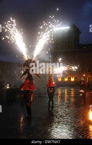 Rome, Italie. 1er mars 2014. Période de carnaval - various artists performing sur Via dei Fori Imperiali street à Rome en Italie. Banque D'Images