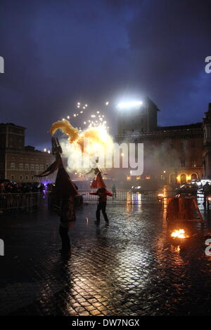 Rome, Italie. 1er mars 2014. Période de carnaval - various artists performing sur Via dei Fori Imperiali street à Rome en Italie. Banque D'Images