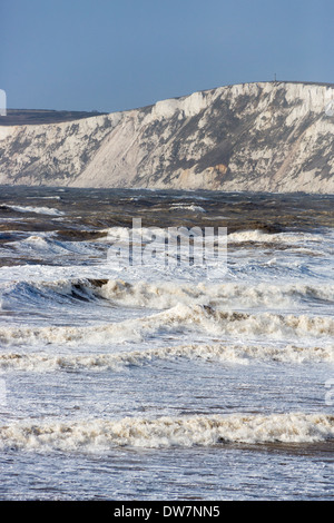 Falaises Blanches, avec l'état de la mer et des vagues en pleine tempête à Compton Bay, île de Wight, Tennyson en bas derrière Banque D'Images