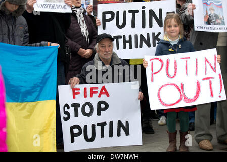 Angleterre Londres, 2 mars 2014 : plus de 200 Ukrainiens et sympathisants se rassembler devant l'ambassade de Russie à Londres pour protester contre Poutine et la Russie d'envahir l'Ukraine. Photo par voir Li/Alamy Live News Banque D'Images