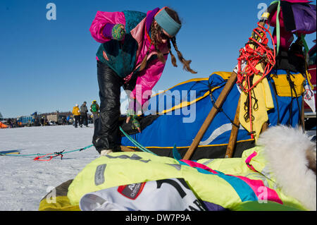 Willow, Alaska, USA. 2e Mar, 2014. Marc Lester / Anchorage Daily News .Musher Monica Zappa prépare son traîneau. Course a commencé pour l'Iditarod Trail 2014 Course de chiens de traîneaux sur Willow Lake le dimanche après-midi, le 2 mars 2014. Soixante-neuf équipes ont commencé cette année, l'Iditarod. Crédit : Marc Lester/Anchorage Daily News/ZUMAPRESS.com/Alamy Live News Banque D'Images