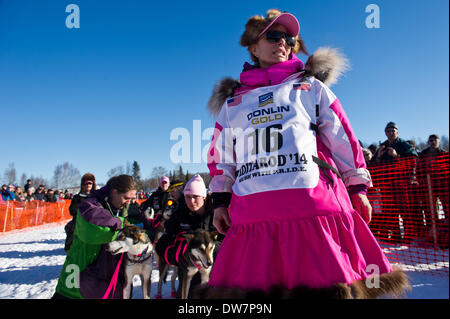 Willow, Alaska, USA. 2e Mar, 2014. Marc Lester / Anchorage Daily News .Veteran musher DeeDee Jonrowe mène son équipe à la ligne de départ. Course a commencé pour l'Iditarod Trail 2014 Course de chiens de traîneaux sur Willow Lake le dimanche après-midi, le 2 mars 2014. Soixante-neuf équipes ont commencé cette année, l'Iditarod. Crédit : Marc Lester/Anchorage Daily News/ZUMAPRESS.com/Alamy Live News Banque D'Images