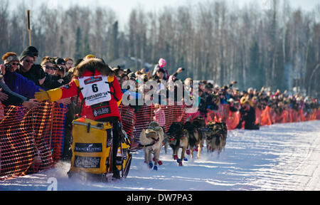 Willow, Alaska, USA. 2e Mar, 2014. Marc Lester / Anchorage Daily News .champion Mitch Seavey claque les mains à la foule. Course a commencé pour l'Iditarod Trail 2014 Course de chiens de traîneaux sur Willow Lake le dimanche après-midi, le 2 mars 2014. Soixante-neuf équipes ont commencé cette année, l'Iditarod. Crédit : Marc Lester/Anchorage Daily News/ZUMAPRESS.com/Alamy Live News Banque D'Images
