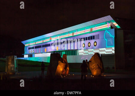 Canberra, Australie. 2e Mar, 2014. Un spectacle léger dédié à Elvis Presley est indiqué sur la façade d'un musée national du portrait dans la région de Canberra, Australie, le 2 mars 2014. Éclairer 'Canberra' est une activité annuelle et la créativité culturelle qui a eu lieu à la fin février à début mars au cours de laquelle les principaux bâtiments historiques, y compris le Parlement House, Old Parliament House, National Science and Technology Centre, Bibliothèque nationale et ainsi de suite, seront éclairés avec des lumières colorées. Crédit : Justin Qian/Xinhua/Alamy Live News Banque D'Images