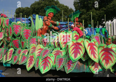 Rio de Janeiro, le 2 mars 2014. Flotteur de GRES Estação Primeira de Mangueira, à Rio's 2014 défilé du carnaval des écoles de samba. Rio de Janeiro, Brésil. Banque D'Images