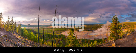 Grand Prismatic Geyser dans le Parc National de Yellowstone au coucher du soleil panorama Banque D'Images