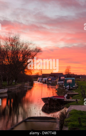 Le canal à Cromer menant vers Martham large. Les Norfolk Broads, UK. Le coucher du soleil. Décembre. Banque D'Images