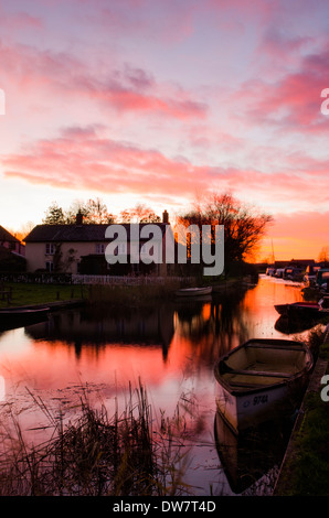 Le canal à Cromer menant vers Martham large. Les Norfolk Broads, UK. Le coucher du soleil. Décembre. Banque D'Images