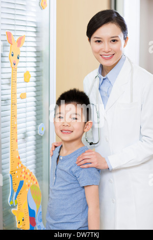 Médecin et garçon dans children's hospital Banque D'Images