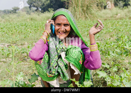 1 vieille femme indienne parle avec mobile Banque D'Images