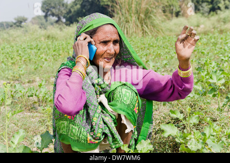 1 vieille femme indienne parle avec mobile Banque D'Images