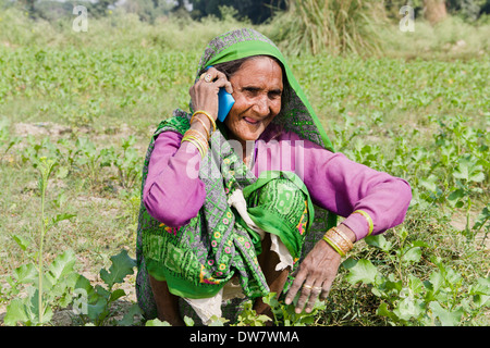1 vieille femme indienne parle avec mobile Banque D'Images