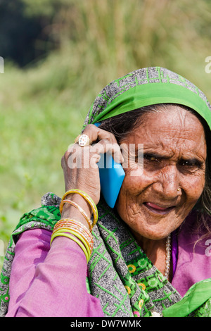 1 vieille femme indienne parle avec mobile Banque D'Images