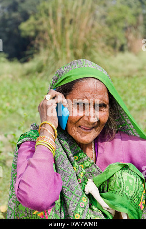 1 vieille femme indienne parle avec mobile Banque D'Images