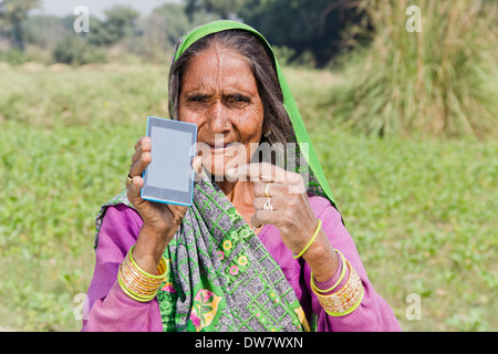 Vieille Femme indienne 1 fermes permanent avec mobile Banque D'Images