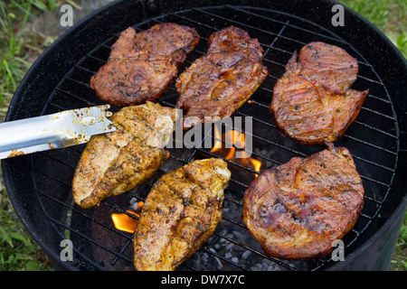 Cuisson des flammes un steak sur le barbecue. Steak de Bœuf Barbecue grill Banque D'Images