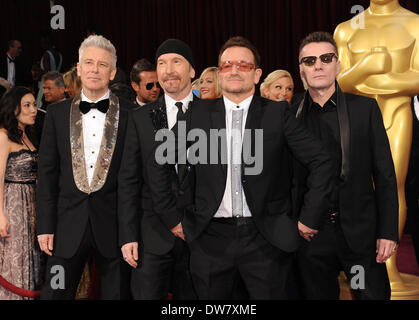 Hollywood, Californie, USA. 2e Mar, 2014. (L à R) Musiciens ADAM CLAYTON, LE EDGE et Bono de 'U2', ET LARRY MULLEN JR. assister à la cérémonie des Oscars arrivent à la 86e Academy Awards tenue au Kodak Theater. Credit : Lisa O'Connor/ZUMA/ZUMAPRESS.com/Alamy fil Live News Banque D'Images