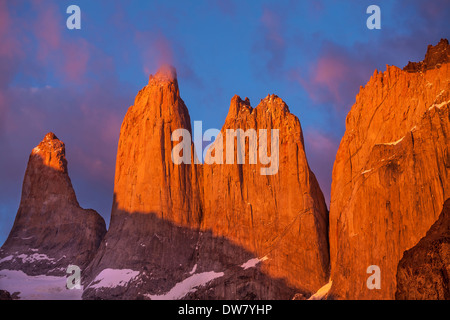 Tours au lever du soleil, Parc National Torres del Paine, Patagonie, Chili Banque D'Images