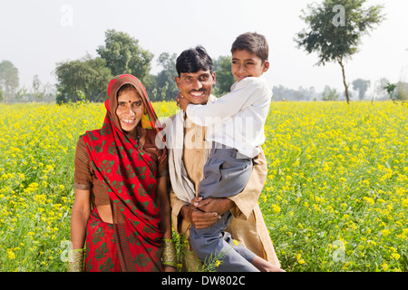 Indian farmer standing avec sa famille Banque D'Images