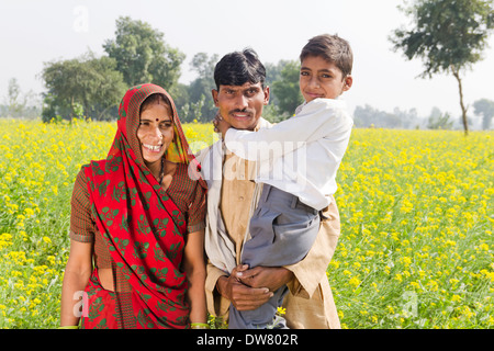 Indian farmer standing avec sa famille Banque D'Images