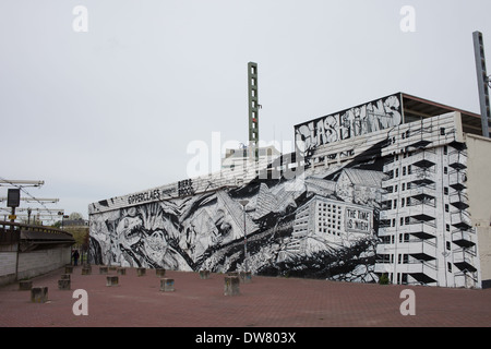 Le choc des titans par Bier et Brood, apocalyptiques murale massive sur la paroi d'un immeuble à Rotterdam, Hollande, Pays-Bas. Banque D'Images