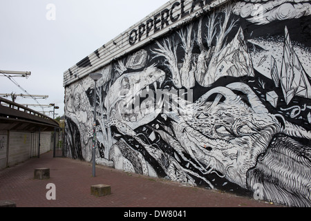 Le choc des titans par Bier et Brood, apocalyptiques murale massive sur la paroi d'un immeuble à Rotterdam, Hollande, Pays-Bas. Banque D'Images