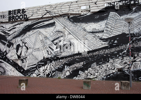 Le choc des titans par Bier et Brood, apocalyptiques murale massive sur la paroi d'un immeuble à Rotterdam, Hollande, Pays-Bas. Banque D'Images