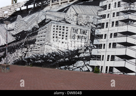 Le choc des titans par Bier et Brood, apocalyptiques murale massive sur la paroi d'un immeuble à Rotterdam, Hollande, Pays-Bas. Banque D'Images