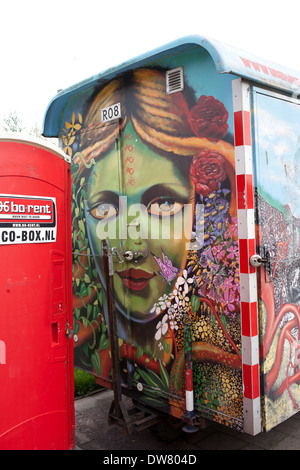 Blonde à peau verte femme entourée de fleurs portrait graffiti sur une remorque à Rotterdam, Pays-Bas. Banque D'Images