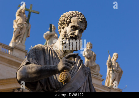 La statue de saint Pierre tenant les clefs du paradis à la place Saint Pierre, Vatican, Rome, Italie Banque D'Images