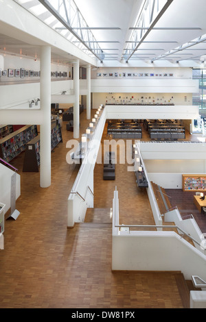 Bibliothèque publique de Genk, Genk, Belgique. Architecte : Claude Vasconi, 2008. Premier étage d'atrium vu du deuxième étage. Banque D'Images