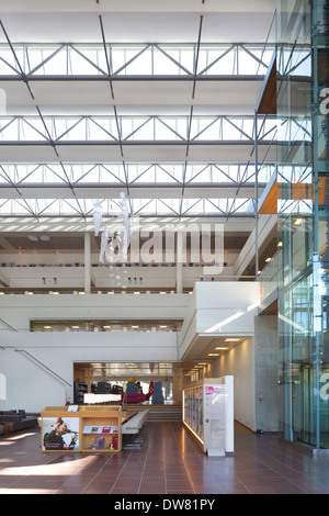Bibliothèque publique de Genk, Genk, Belgique. Architecte : Claude Vasconi, 2008. Vu de l'Atrium entrée principale avec ascenseur vitré sur l'age de l'arbre Banque D'Images