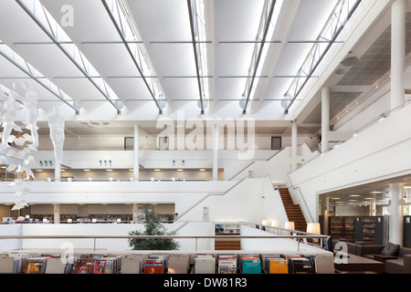 Bibliothèque publique de Genk, Genk, Belgique. Architecte : Claude Vasconi, 2008. Vu de l'Atrium du ministère de la musique au premier étage. Banque D'Images