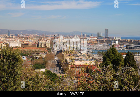 Vue sur la ville de Barcelone en Catalogne. L'Espagne. De Montjuic. Banque D'Images