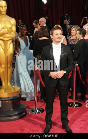Los Angeles, USA. 2e Mar, 2014. Jeremy Renner arrive pour le tapis rouge des Oscars au Kodak Theater à Hollywood, aux États-Unis, le 2 mars 2014. Crédit : Yang Lei/Xinhua/Alamy Live News Banque D'Images