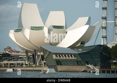 Sciences de l'Art Museum et Louis Vuitton store, Marina Bay, Singapour. Banque D'Images