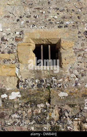Petite fenêtre de type prison interdit dans la tour de château de Donnington, Berkshire. Banque D'Images