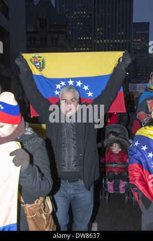 Toronto, Canada. 1er mars 2014. Des manifestations pacifiques en cours du Venezuela, de défendre ses citoyens' (en particulier les étudiants) les droits de l'homme qui sont actuellement bafoués par le gouvernement illégitime et d'interrompre l'actuel embargo médiatique qui se passe pendant ces manifestations au Venezuela en informant les médias. Credit : Nisarg Lakhamani ZUMAPRESS.com/Alamy NurPhoto //Live News Banque D'Images