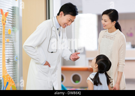 Doctor talking to little girl in hospital Banque D'Images