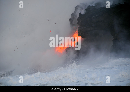 Rock explosions lorsque la lave d'Kilauea Volcano se jette dans l'océan, Hawaii Volcanoes National Park, Big Island, Hawaii, USA Banque D'Images