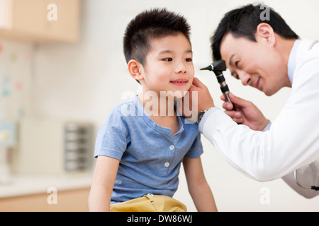 Doctor examining boy's Ears Banque D'Images