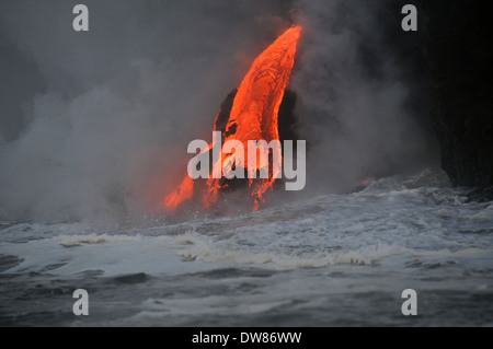 À partir de la lave Kilauea Volcano qui se jettent dans l'océan, Hawaii Volcanoes National Park, Big Island, Hawaii, USA Banque D'Images