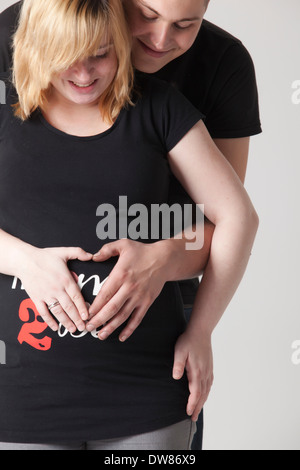 Happy young pregnant couple dans le studio Banque D'Images