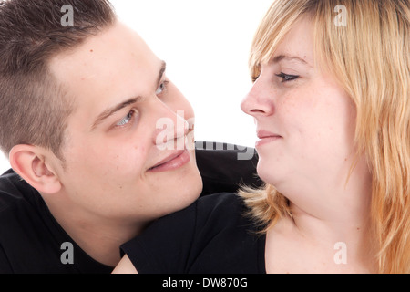 Happy young pregnant couple dans le studio Banque D'Images