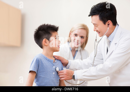 Petit garçon doctor with stethoscope Banque D'Images