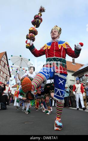 Herbstein, Allemagne. 06Th Mar, 2014. Bajazz David I. (R) dirige le traditionnel défilé de "pringerzug' dans Herbstein, Allemagne, 03 mars 2014. Le défilé du carnaval est inspiré par une ancienne coutume du Tyrol et l'un des plus insolites de défilés lundi Rose de Hesse. Photo : Uwe Zucchi/dpa/Alamy Live News Banque D'Images