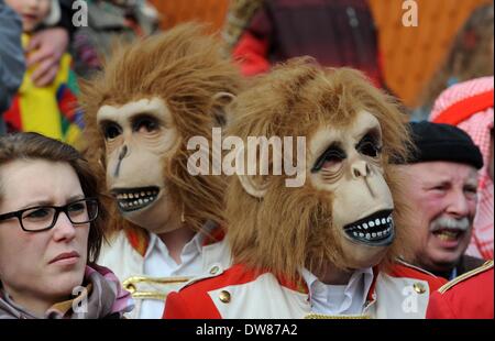 Herbstein, Allemagne. 06Th Mar, 2014. Les masques de carnaval carnavaliers avec lion regarder le défilé traditionnel 'pringerzug' dans Herbstein, Allemagne, 03 mars 2014. Le défilé du carnaval est inspiré par une ancienne coutume du Tyrol et l'un des plus insolites de défilés lundi Rose de Hesse. Photo : Uwe Zucchi/dpa/Alamy Live News Banque D'Images