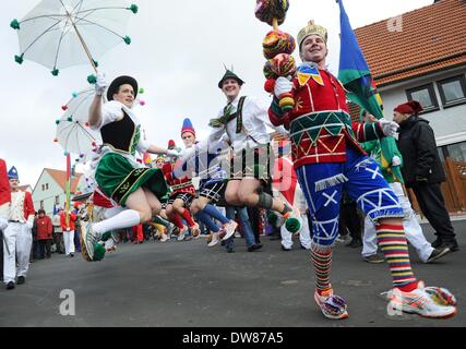 Herbstein, Allemagne. 06Th Mar, 2014. Bajazz David I. (R) dirige le traditionnel défilé de "pringerzug' dans Herbstein, Allemagne, 03 mars 2014. Le défilé du carnaval est inspiré par une ancienne coutume du Tyrol et l'un des plus insolites de défilés lundi Rose de Hesse. Photo : Uwe Zucchi/dpa/Alamy Live News Banque D'Images